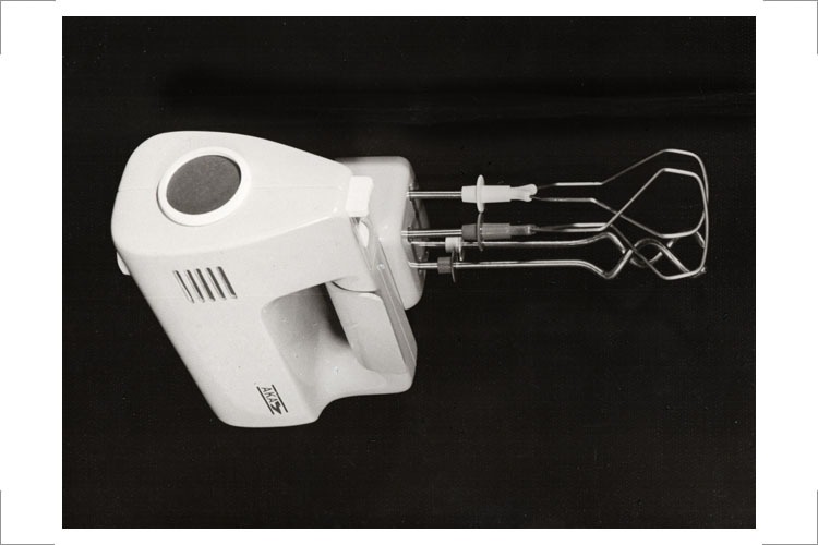 Handrühr- und Mixgerät RG28 mit Zusatzteilen, 1974, mit Rührbesen Gestalter: Kurt Boeser (Atelier für Gestaltung), Foto: Kupfer Hersteller: VEB Elektrogerätewerk Suhl, 1975 (s. form+zweck 1976/ Heft 5, S. 41/42)